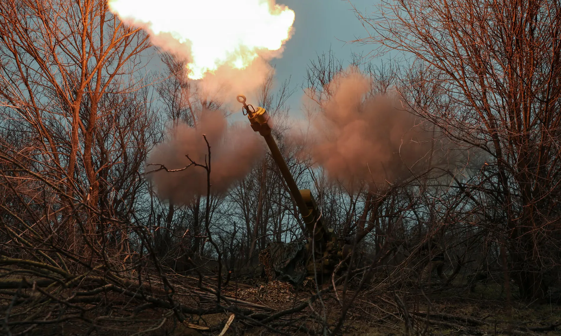 Українські війська обстріляли зі 122-мм гаубиці Д-30 невідому позицію поблизу лінії фронту в Запорізькій області на південному сході України